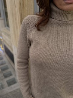 pieskový rolákový sveter s jemnou pleteninou a podielom kašmíru v talianskom štýle