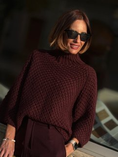 Burgundy pletený sveter Tionne s vyšším rolákom na modelke. Burgundy pletený sveter Tionne s vyšším rolákom na modelke.