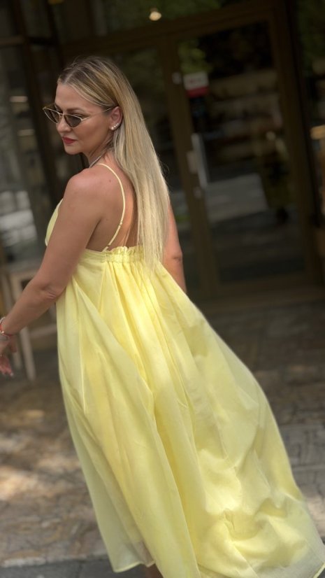 Žlté maxi šaty na ramienka s voľným splývavým strihom na leto