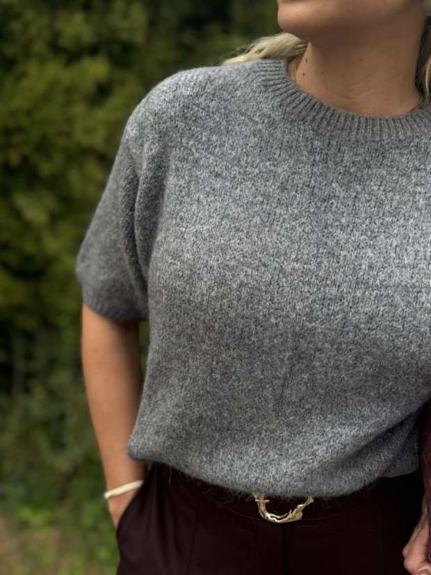šedý mohérový sveter s krátkym rukávom elegantný dámsky model