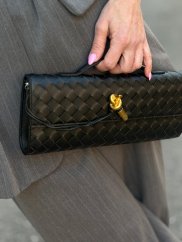 čierna kožená listová kabelka s prepletanou štruktúrou a zlatým zapínaním