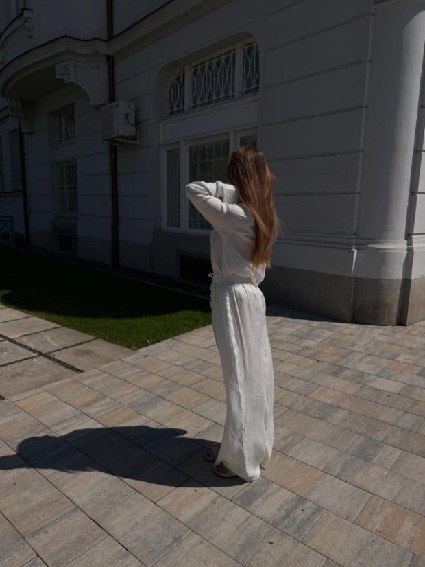 Biele pásikavé nohavice s voľným strihom a elastickým pásom