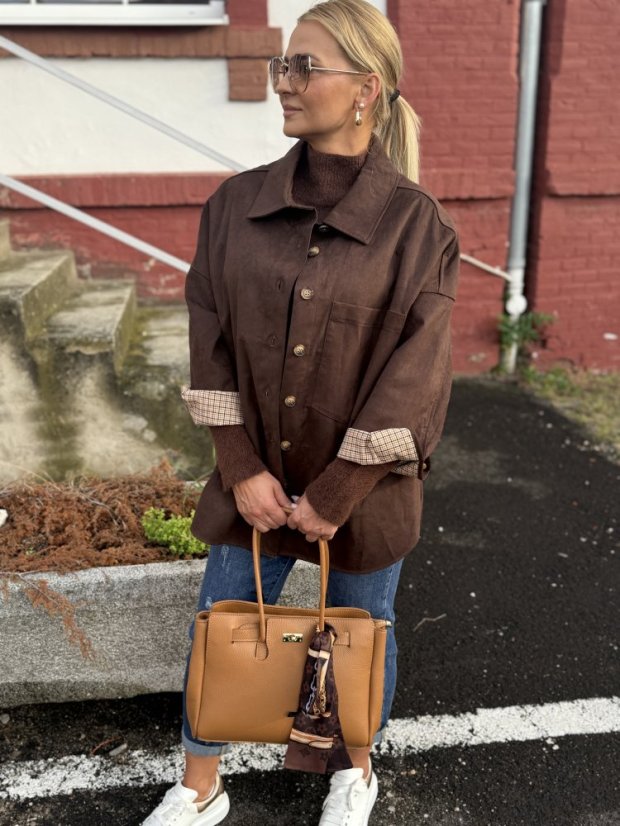 Hnedá košeľová bunda z brúsenej kože s károvanou podšívkou – elegantný casual štýl