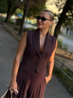 Slivková vesta Imperial Noir s klopami a vypasovaným strihom na modelke.