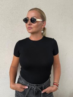 čierne basic tričko s krátkym rukávom v jednoduchom priliehavom strihu čierne basic tričko s krátkym rukávom v jednoduchom priliehavom strihu