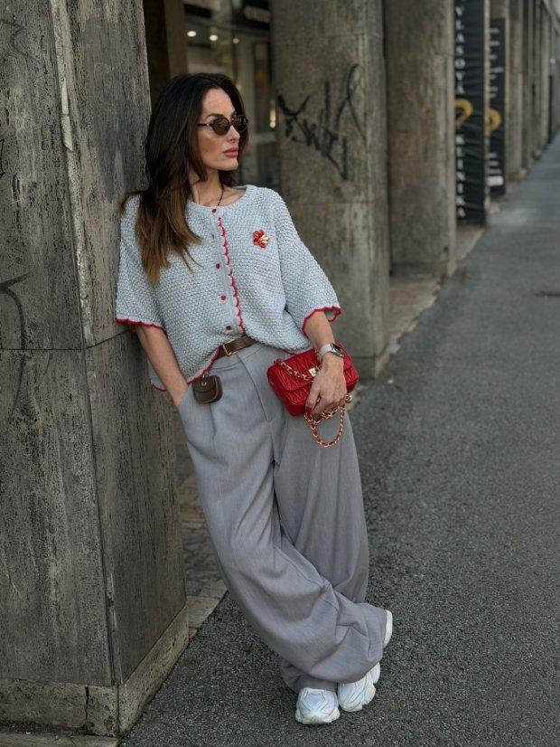 sivé elegantné široké nohavice na žene v mestskom outfite