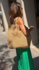 Tmavobéžová pletená letná shopper taška Arozo na ramene ženy