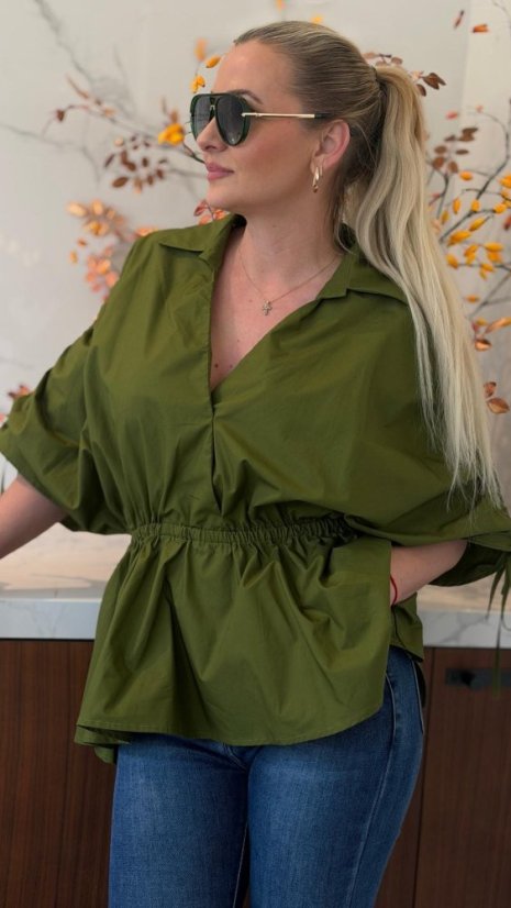 olivová košeľa so stiahnutím v páse a voľnejším strihom v elegantnom outfite