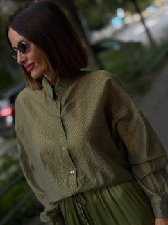Dámska olivová blúzka Jolie s jemným bodkovaným vzorom a transparentným efektom Dámska olivová blúzka Jolie s jemným bodkovaným vzorom a transparentným efektom