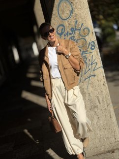 Karamelová bunda z brúsenej kože s golierom a elastickými lemami – elegantný jesenný outfit