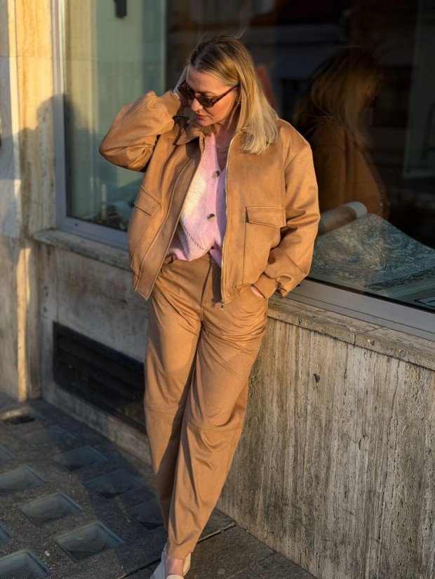 Camel bomber bunda z jemne brúseného materiálu so semišovým vzhľadom