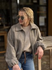 Šedá bunda so vzorom rybej kosti a zapínaním na zips, elegantný jesenný outfit s rolákom a koženými nohavicami