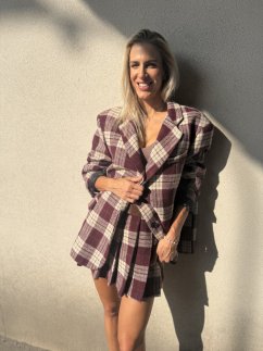 Krátka skladaná sukňa v kockovanom vzore burgundy, elegantný jesenný kúsok s vlnou pre ženský štýl.