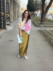pistáciová saténová maxi sukňa na žene v elegantnom mestskom outfite