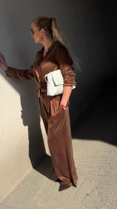 hnedé splývavé nohavice s jemným leskom v elegantnom mestskom outfite
