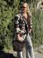 Hnedé oversize sako s cow print vzorom, kombinované s džínsami a hnedým svetrom – jesenný outfit v prírodných tónoch
