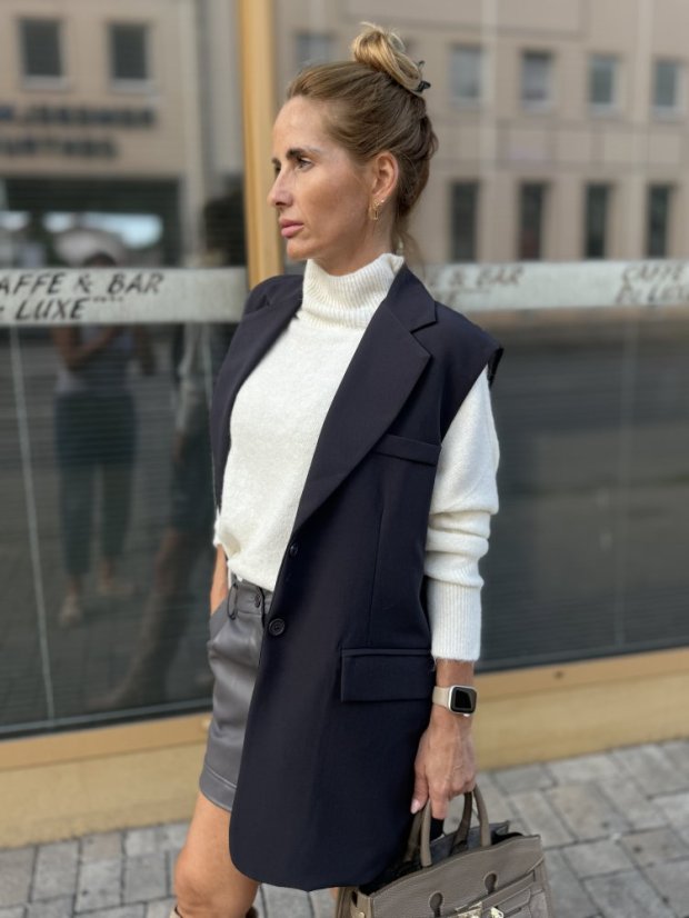 Tmavomodrá dámska vesta s predĺženým strihom a klopami, elegantný minimalistický štýl