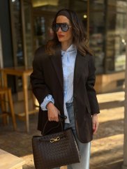 hnedé oversize sako na žene s košeľou a rifľami v mestskom outfite