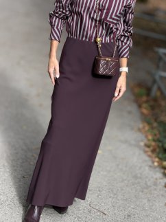 Dlhá dámska sukňa NOIR v slivkovej farbe s hladkým povrchom a elegantnou rovnou siluetou