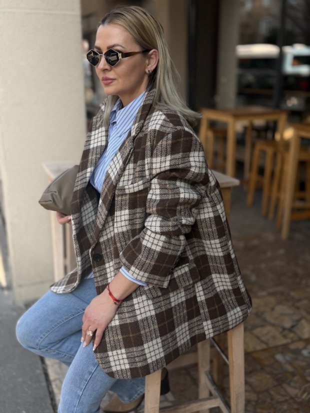 Hnedé oversized karo sako v krémovo-hnedých tónoch na žene v jesennom outfite.