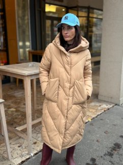 béžová prešívaná dámska bunda s kapucňou v mestskom outfite béžová prešívaná dámska bunda s kapucňou v mestskom outfite