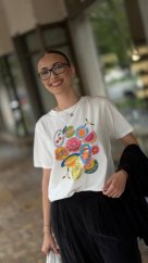 Biele bavlnené tričko s farebnou tropickou ovocnou potlačou na leto