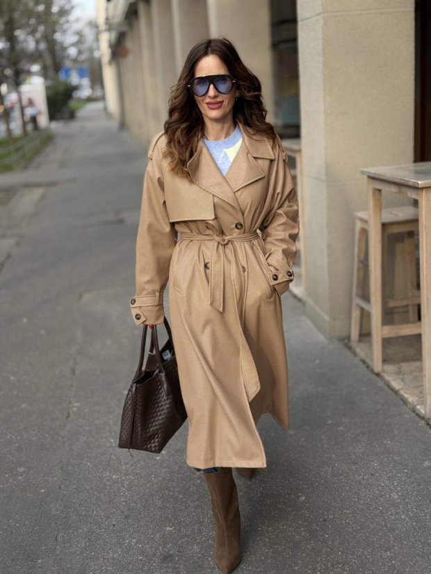 Camel prechodný trenčkot s viazaním v páse v elegantnom mestskom štýle