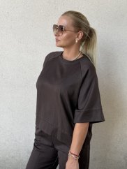 Hnedý dámsky oversize top s krátkym rukávom a jemným leskom, ideálny pre elegantné aj ležérne outfity