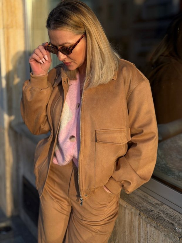 Camel bomber bunda z jemne brúseného materiálu so semišovým vzhľadom