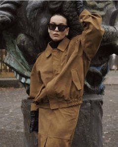 Hnedá koženková oversize bunda s elastickým pásom – elegantný jesenný kúsok z eko-kože
