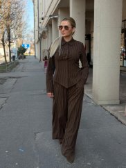 hnedé dámske nohavice s jemným prúžkom a širokým elegantným strihom