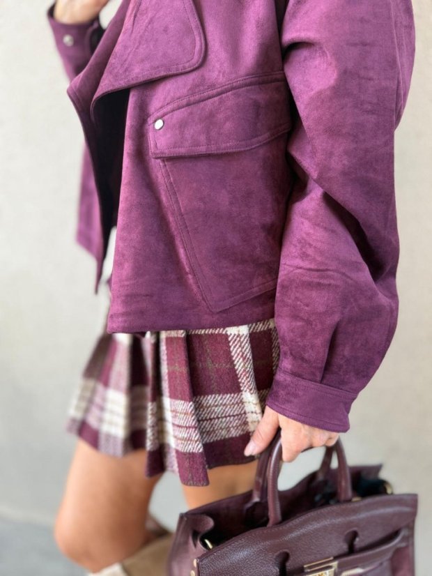 Brúsená koženková bunda v odtieni burgundy s výraznými klopami, elegantný taliansky štýl.