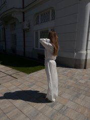 Biele pásikavé nohavice s voľným strihom a elastickým pásom Biele pásikavé nohavice s voľným strihom a elastickým pásom