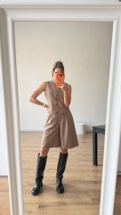 hnedá prúžkovaná vesta bez rukávov s gombíkmi v elegantnom business outfite