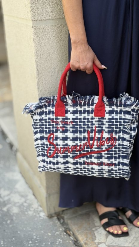 Tmavomodrá plážová taška Summer Vibes s červenými rúčkami a strapcami