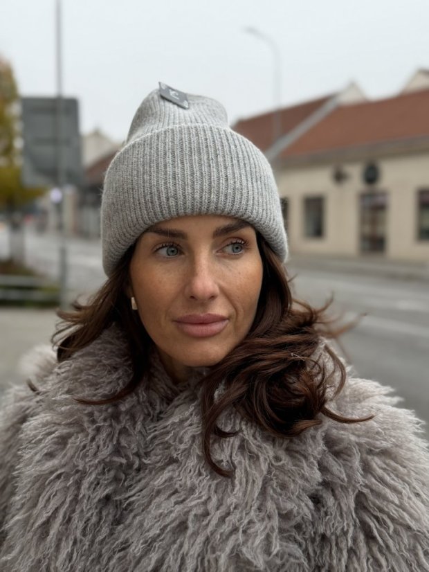 bledošedá dámska čiapka basic jemný úplet zimný doplnok