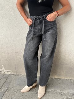 šedé rifle mom fit s vyšším pásom a voľnejším strihom šedé rifle mom fit s vyšším pásom a voľnejším strihom