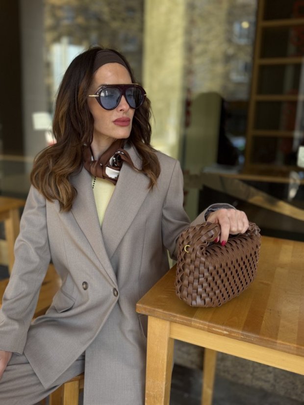 Taupe dámsky kostým s dvojradovým sakom a rovnými nohavicami, elegantný business štýl