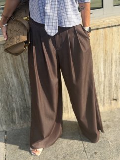 tmavohnedé široké nohavice na žene s košeľou v mestskom outfite