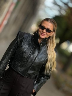 Čierna bunda Croco Luxe s croco štruktúrou v koženom vzhľade na modelke. Čierna bunda Croco Luxe s croco štruktúrou v koženom vzhľade na modelke.