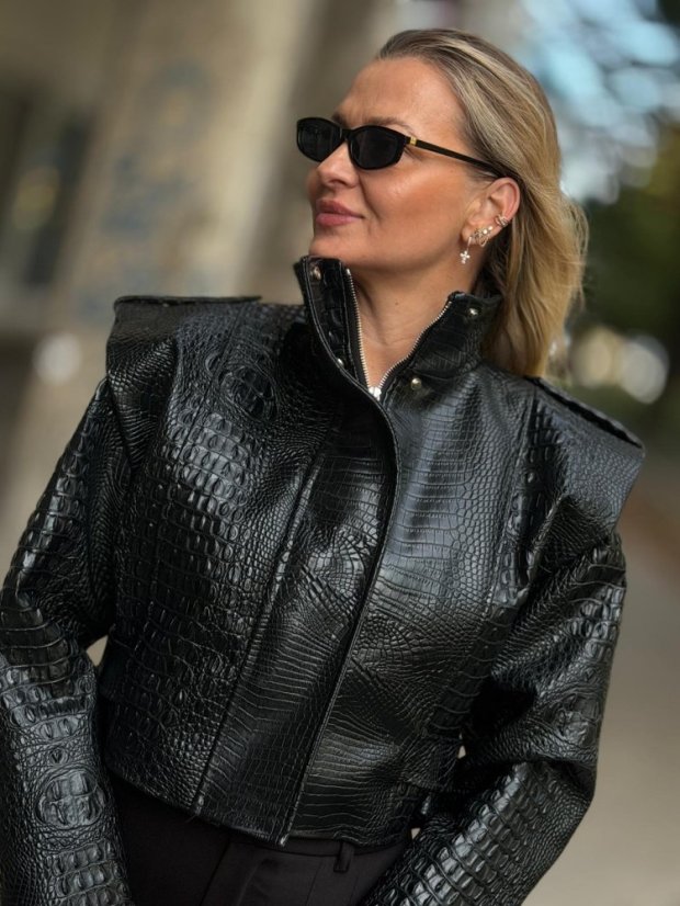 Čierna bunda Croco Luxe s croco štruktúrou v koženom vzhľade na modelke.