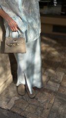 Béžová kožená mini kabelka so zlatým zapínaním, elegantný doplnok na svadby a večierky