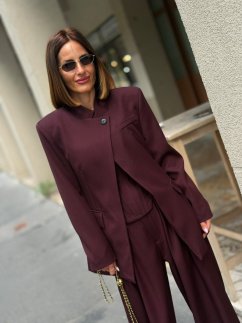 Dámske burgundy sako Milano s predĺženým strihom a elegantným hladkým prevedením Dámske burgundy sako Milano s predĺženým strihom a elegantným hladkým prevedením