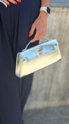 Strieborná elegantná kabelka Vernice do ruky s lesklým metalickým povrchom a pevným listovým tvarom
