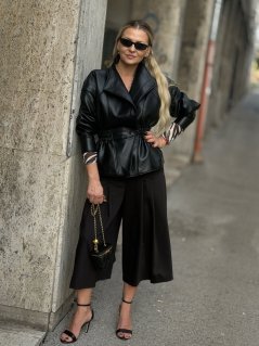 Dámske čierne palazzo nohavice Crop Black so širokým strihom a skladmi v prednej časti Dámske čierne palazzo nohavice Crop Black so širokým strihom a skladmi v prednej časti