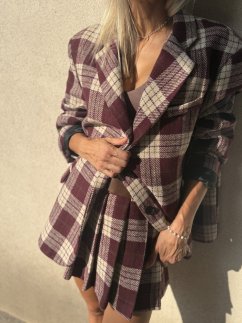 Krátka skladaná sukňa v kockovanom vzore burgundy, elegantný jesenný kúsok s vlnou pre ženský štýl.
