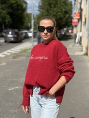 červený oversize sveter s nápisom a dlhým rukávom