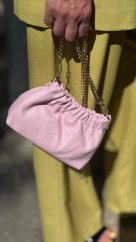 Ružová kožená mini kabelka s riasením a zlatou retiazkou