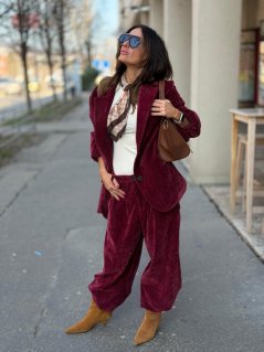 burgundy dámsky menčestrový kostým s oversize sakom v mestskom outfite