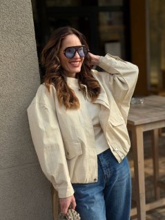 béžová bomber bunda na žene s rifľami a prepletanou kabelkou béžová bomber bunda na žene s rifľami a prepletanou kabelkou